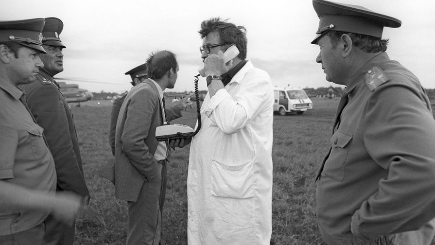 Медики и авиаторы на месте трагедии, 4 июня 1989 года