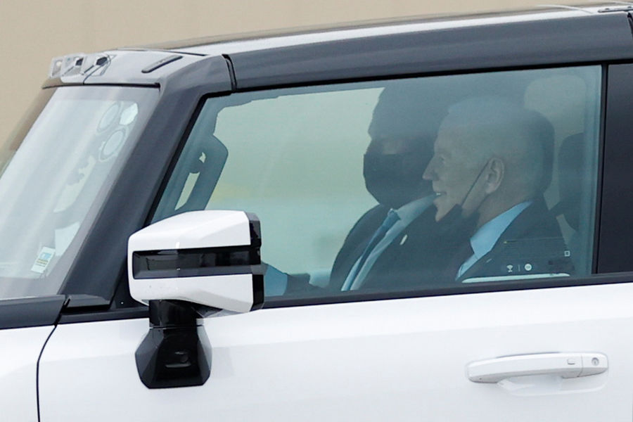 Президент США Джо Байден за&nbsp;рулем электрического Hummer