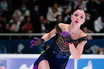 Софья Самоделкина выступает в произвольной программе на чемпионате России — 2022