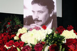 Цветы у портрета Вадима Абдрашитова на церемонии прощания с режиссером в Большом зале Центрального Дома кинематографистов, 16 февраля 2023 года