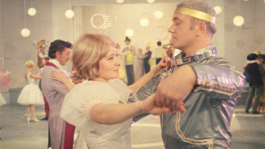 <b>«Красная Шапочка» (Лариса Барабанова) и инопланетянин Игрек (Леонид Куравлев) в&nbsp;фильме «Эта веселая планета» (1973)</b>. «Вы глазами по&nbsp;сторонам не очень, а то во мне какой-то процесс начинается&hellip;» &mdash; просит персонаж Куравлева. Кстати, песню «Белый танец», которую в&nbsp;фильме поет героиня Барабановой, на&nbsp;самом деле исполнила певица и композитор-песенник Татьяна Сашко.