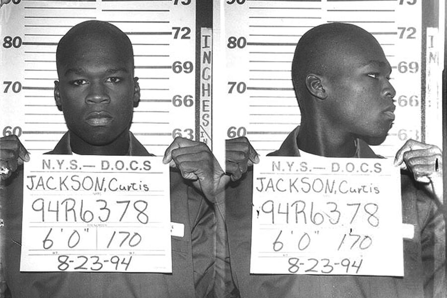Магшот рэпера 50&nbsp;Cent (Кертис Джексон) в&nbsp;полиции Нью-Йорка, 1994&nbsp;год
<br><br>
Он был обвинен в&nbsp;незаконном обороте наркотиков и отправлен в&nbsp;исправительное учреждение.