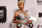 Ники Минаж позирует со своими наградами во время MTV Europe Music Awards 2018