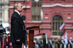 Президент РФ — верховный главнокомандующий вооруженными силами РФ Владимир Путин во время военного парада в ознаменование 75-летия Победы в Великой Отечественной войне 1941-1945 годов на Красной площади в Москве, 24 июня 2020 года