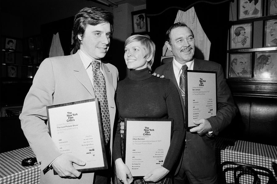 Питер Богданович с&nbsp;Эллен Берстин и Беном Джонсоном на&nbsp;премии New York Film Critics Awards в&nbsp;1971 году. Питер Богданович получил награду за&nbsp;сценарий к&nbsp;фильму &laquo;Последний киносеанс&raquo;, Эллен Берстин &mdash; за&nbsp;лучшую женскую роль второго плана и Бен Джонсон &mdash; за&nbsp;лучшую мужскую роль второго плана в&nbsp;фильме