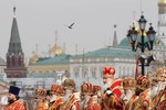 «Мы никому не угрожаем, мы не демонстрируем свою силу, но никто не может запретить нам в судьбоносные моменты истории – а сегодня мы переживаем именно такой момент, — собраться вместе на молитвенное стояние», — обратился патриарх Кирилл к многотысячной толпе.