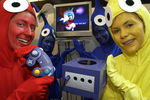 Стендистки, одетые как персонажи из игры Pikmin, рядом с игровой консолью Nintendo GameCube во время выставки Toy Fair в Нюрнберге, 2002 год