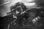 Командир корабля «Союз-19» Алексей Леонов во время очередного сеанса связи. Съемка произведена с экрана телевизора