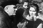 Репродукция кадра из кинофильма «Аннушка». Артистка Ирина Скобцева в роли Аннушки. Режиссеры Борис Барнет и Георгий Натансон. Сценарист Эфраим Севела. Киностудия «Мосфильм». 1959 год