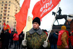 Участники церемонии возложения цветов к могиле Иосифа Сталина у Кремлевской стены в честь 140-летия со дня его рождения, 21 декабря 2019 года