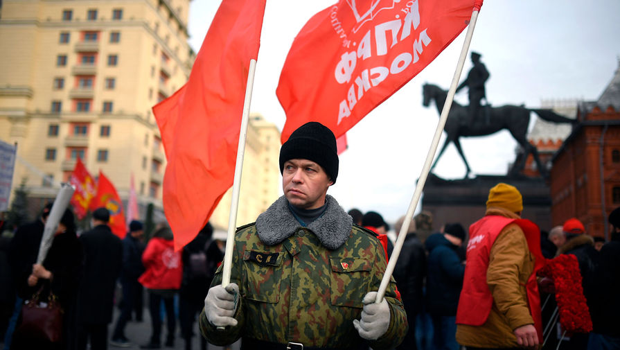 Участники церемонии возложения цветов к могиле Иосифа Сталина у Кремлевской стены в честь 140-летия со дня его рождения, 21 декабря 2019 года