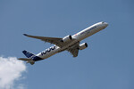 Airbus A350-1000 во время показательного полета на 55-м Международном Парижском авиасалоне в Ле Бурже
