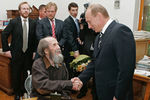 Писатель Александр Солженицын, президент России Владимир Путин во время встречи в доме Солженицыных в Троице-Лыково, 2007 год