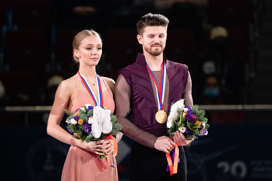 Победители чемпионата России &mdash; 2022&nbsp;в&nbsp;танцах на&nbsp;льду Александра Степанова и Иван Букин на&nbsp;награждении