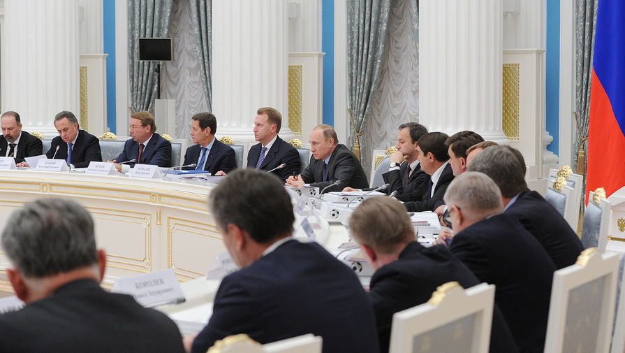 Президент России Владимир Путин (шестой слева на втором плане) проводит совместное заседание Совета при президенте РФ по развитию физической культуры и спорта и организационного комитета «Россия-2018» по подготовке и проведению чемпионата мира по футболу.