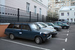Арестованные автомобили на парковке службы судебных приставов. Часть из них пойдет на продажу для компенсации долгов неплательщика. Сколько будет стоить автомобиль, решают оценщики
