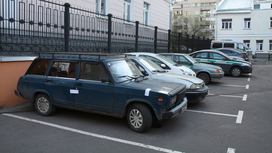 Арестованные автомобили на&nbsp;парковке службы судебных приставов. Часть из&nbsp;них пойдет на&nbsp;продажу для&nbsp;компенсации долгов неплательщика. Сколько будет стоить автомобиль, решают оценщики
