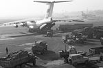 Погрузка в самолет ИЛ-76 грузов для жителей Армении, пострадавших от землетрясения, 1989 год