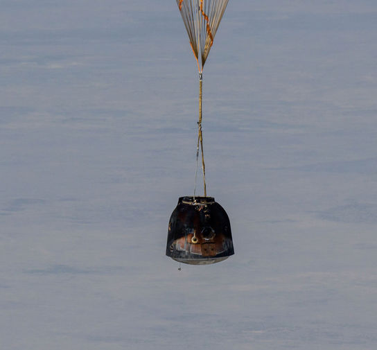 Космический корабль &laquo;Союз МС-17&raquo; с&nbsp;членами экипажа МКС во время приземления в&nbsp;степи Казахстана, 17&nbsp;апреля 2021&nbsp;года