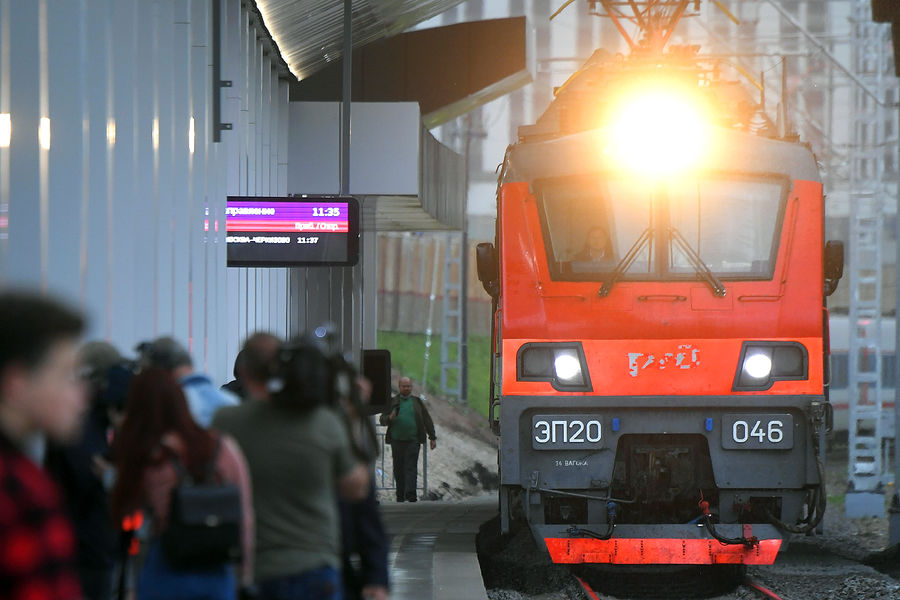 Пассажирский поезд прибывает к&nbsp;платформе Восточного железнодорожного вокзала