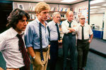 <b>«Вся президентская рать» (1976) </b>
<br><br>
В основу триллера «Вся президентская рать» Алана Пакулы легла история расследования Уотергейтского скандала, над которой работали журналисты Карл Бернстейн и Боб Вудворд. Роль последнего исполнил как раз Редфорд. Кроме зрителей, фильм высоко оценили члены Академии, давшие картине четыре «Оскара». 
