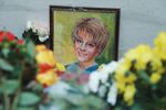 Цветы у здания фонда «Справедливая помощь», который возглавляла Елизавета Глинка (Доктор Лиза)