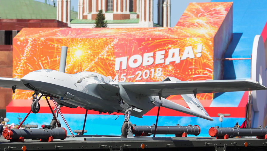 Беспилотный летательный аппарат «Корсар», закрепленный на платформе грузового автомобиля КамАЗ-65117, на Красной площади во время военного парада, посвященного 73-й годовщине Победы в Великой Отечественной войне, 9 мая 2018 года