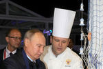 Президент России Владимир Путин во время посещения выставки в рамках ВЭФ «Улица Дальнего Востока» на набережной Дальневосточного федерального университета на острове Русский, 11 сентября 2018 года