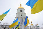 Украинские флаги верующих на «объединительном соборе» на Софийской площади в Киеве, 15 декабря 2018 года