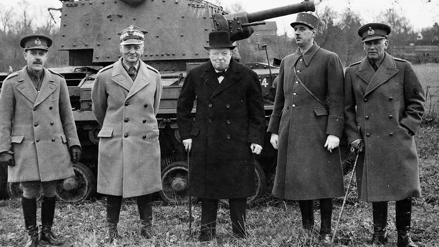 Польский генерал Владислав Сикорский (второй слева), премьер-министр Великобритании Уинстон Черчилль и генерал Шарль де Голль (второй справа), 1941 год