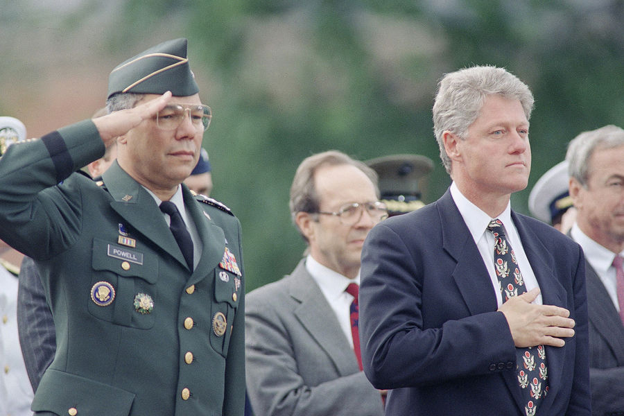 Председатель Объединенного комитета начальников штабов США (1989-1993) Колин Пауэлл и 42-й президент США (1993&mdash;2001) Билл Клинтон, 1993&nbsp;год 