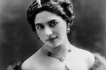 Сын Маты Хари умер в детстве, а в 1903 году, когда был оформлен развод с Рудольфом МакЛеодом, он лишил супругу права воспитывать дочь. Она тоже рано скончалась — в 21 год
<br><br>На фото: Маргарета МакЛеод-Зелле (Мата Хари) примерно в 1900-м году