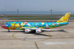 Boeing 747-400 авиакомпании All Nippon Airways с персонажами из игры Pokemon в аэропорту города Токио, 2012 год