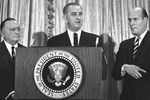 36-й Президент США Линдон Джонсон, глава ФБР Эдгар Гувер (слева) и генеральный прокурор США Николас Катценбах в Белом доме во время объявления, что ФБР обвинило четырех членов Ку-клукс-клана в смертельном расстреле женщины из Детройта в Алабаме, 1965 год