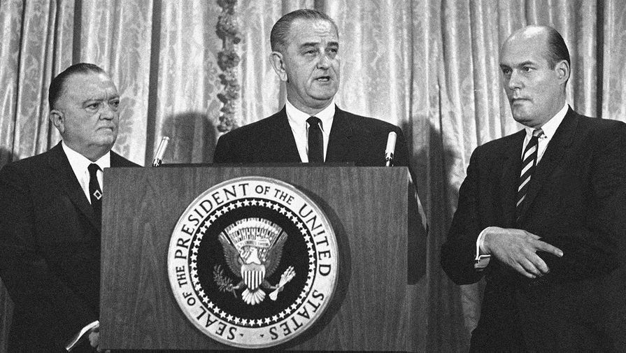 36-й Президент США Линдон Джонсон, глава ФБР Эдгар Гувер (слева) и генеральный прокурор США Николас Катценбах в Белом доме во время объявления, что ФБР обвинило четырех членов Ку-клукс-клана в смертельном расстреле женщины из Детройта в Алабаме, 1965 год