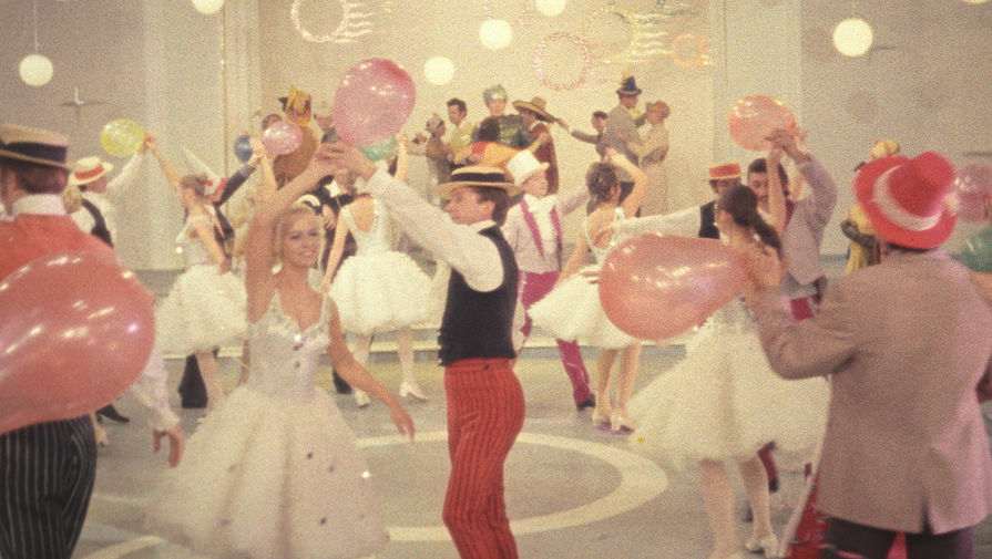 Музыкальную комедию <b>«Эта веселая планета»</b> отсняли всего за&nbsp;полтора месяца, а ее смета была катастрофически бедной. Киногруппа не получила даже отдельного павильона, и все сцены &mdash; в&nbsp;том числе сцена белого танца (на фото) &mdash; снимались где попало: в&nbsp;коридорах, на&nbsp;складах, на&nbsp;задворках «Мосфильма».