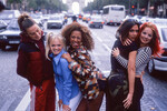 Поп-группа Spice Girls во время фотосессии: Мел Си, Эмма Бантон, Мел Би, Виктория Адамс, Джери Холлиуэлл (слева направо), 1996 год