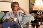 <b>«Хичкок» (2012)</b>
<br><br>
Еще одна биографическая драма в фильмографии Хелен Миррен — и еще одна номинация на BAFTA за лучшую женскую роль. Она рассказывает историю отношений режиссера Альфреда Хичкока и его жены и соратницы, сценаристки Альмы Ревиль. Конфликт разворачивается вокруг работы Хичкока над картиной «Психо», которая не была интересна его супруге. Она предпочла работать с коллегой над другим сценарием, что заставило мужа думать, будто у нее роман на стороне.
<br><br>
Получилась романтическая производственная драма о великом режиссере, его талантливой супруге, голливудских интригах и большом кино. Партнером Хелен Миррен на площадке стал Энтони Хопкинс, сыгравший Хичкока.
