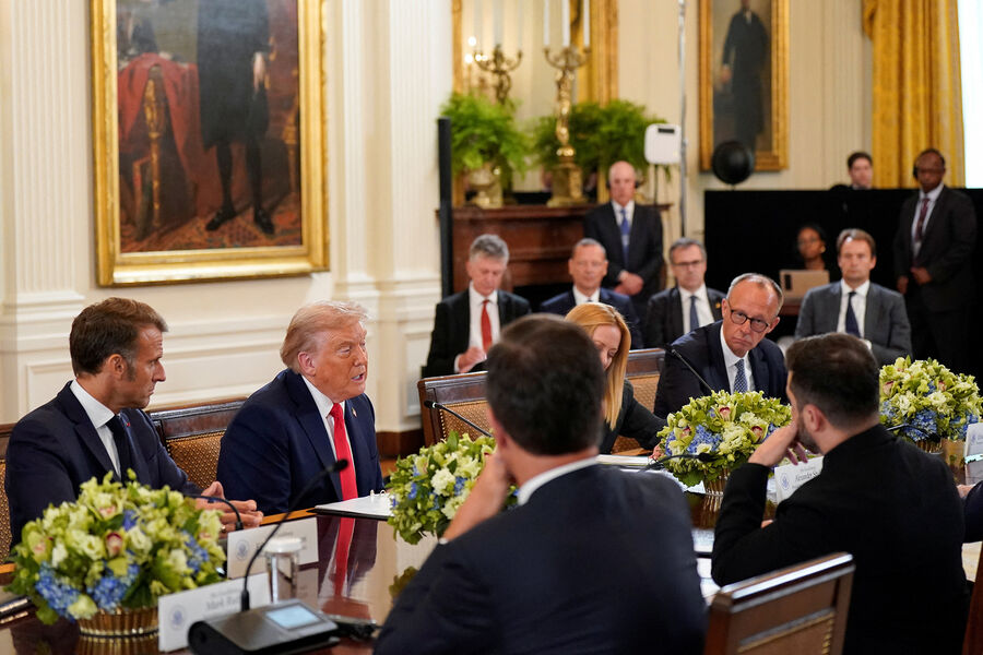 Президент США Дональд Трамп во время встречи с&nbsp;президентом Украины Владимиром Зеленским, канцлером Германии Фридрихом Мерцем, президентом Франции Эммануэлем Макроном и премьер-министром Италии Джорджей Мелони во время переговоров с&nbsp;участием европейских лидеров в&nbsp;Белом доме, США, 18&nbsp;августа 2025&nbsp;года