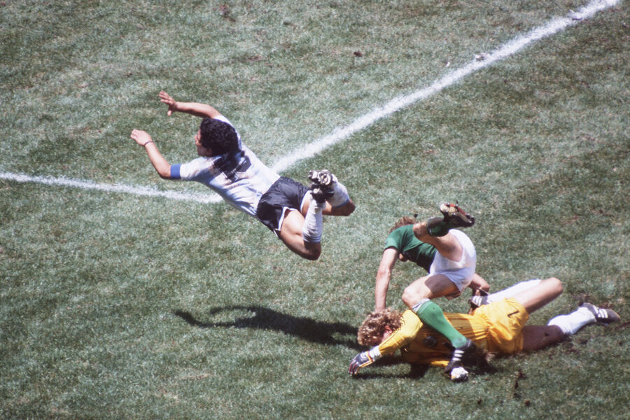 Центральный нападающий Диего Марадона (слева в полете) во время финала чемпионата мира по футболу 1986 года между Аргентиной и ФРГ (3:2) в Мексике, 29 июня 1986 года