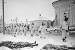 16 декабря 1941 года. В ходе Калининской наступательной операции город Калинин (ныне Тверь) был освобожден частями 29-й и 31-й армий Калининского фронта. Бойцы Красной армии вступили в город. Контрнаступление под Москвой
