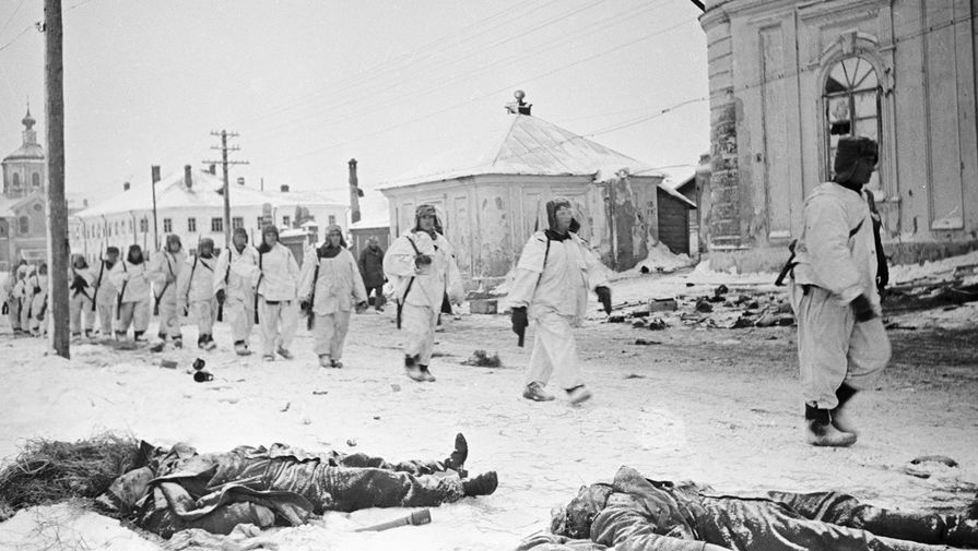 16 декабря 1941 года. В ходе Калининской наступательной операции город Калинин (ныне Тверь) был освобожден частями 29-й и 31-й армий Калининского фронта. Бойцы Красной армии вступили в город. Контрнаступление под Москвой