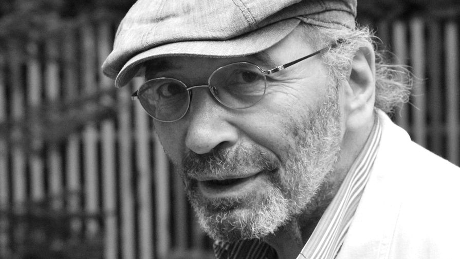 Писатель Александр Кабаков на презентации литературного номера журнала «Сноб»: «Все о моем доме» в доме Бориса Пастернака в поселке Переделкино Московской области, 2013 год