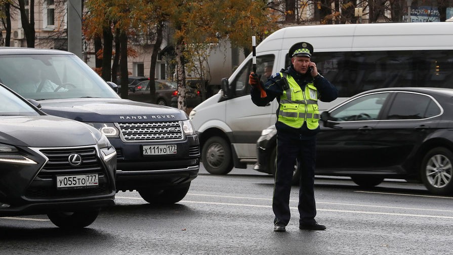 Сотрудник полиции на месте наезда легкового автомобиля на автобусную остановку на Садовой-Триумфальной улице в центре Москвы, 5 ноября 2020 года
