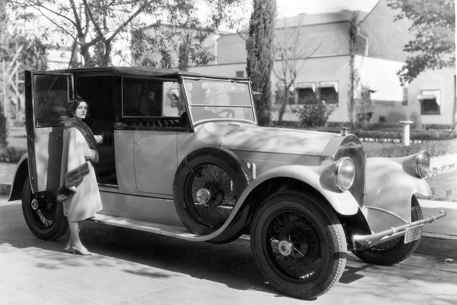 Пола Негри садится в&nbsp;свой автомобиль, 1928&nbsp;год