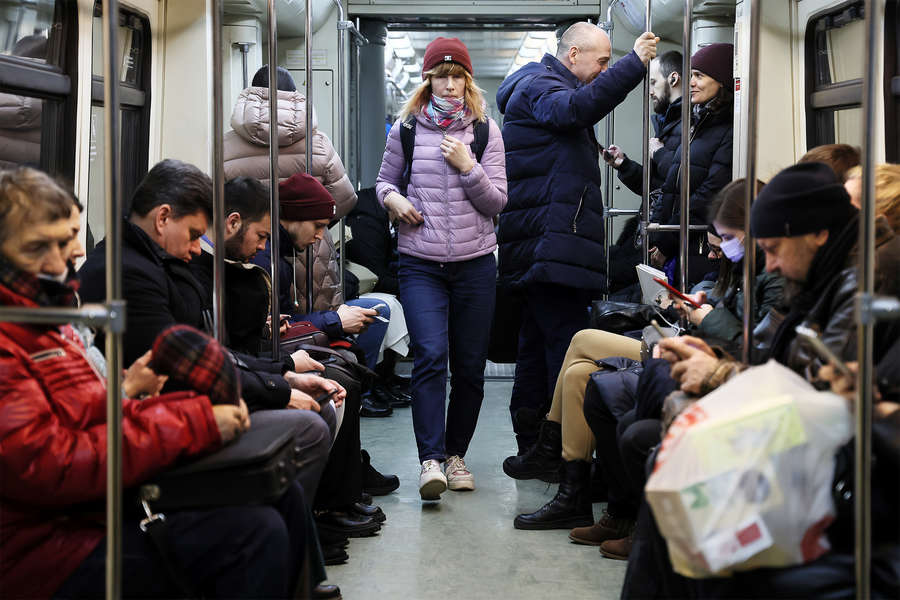 Горожане в&nbsp;вагоне поезда в&nbsp;метро, 15&nbsp;марта 2022&nbsp;года