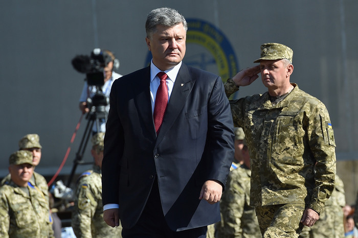 Президент Украины Петр Порошенко на марше по случаю Дня независимости Украины на Крещатике