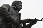 Памятник оружейнику Михаилу Калашникову в центре Москвы, 19 сентября 2017 года