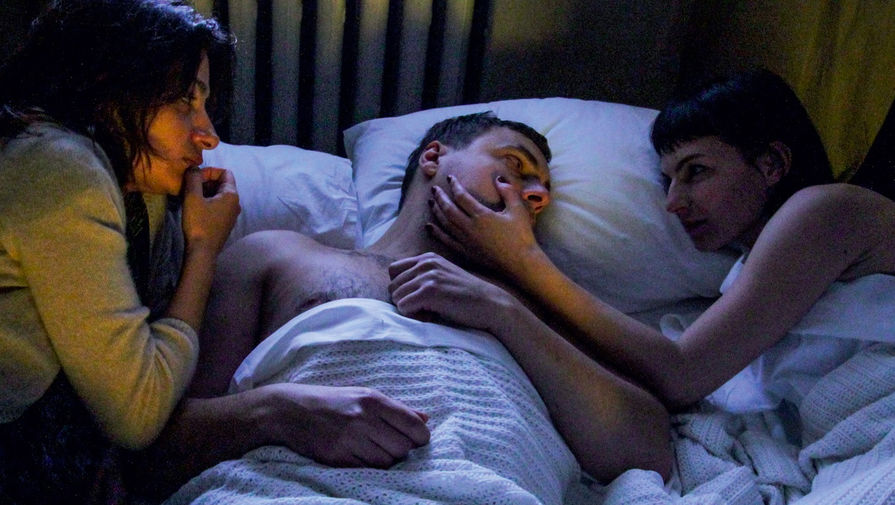Комедия Меликян &laquo;Про любовь&raquo; &mdash; первый фильм-альманах из&nbsp;одноименной трилогии, состоящий из&nbsp;пяти историй разных людей. Параллельные линии героев объединяет лекция, которую читает героиня Ренаты Литвиновой. Фильм получил &laquo;Главный приз&raquo; и &laquo;Приз жюри кинопрокатчиков&raquo; на&nbsp;фестивале &laquo;Кинотавр&raquo; в&nbsp;2015 году. 