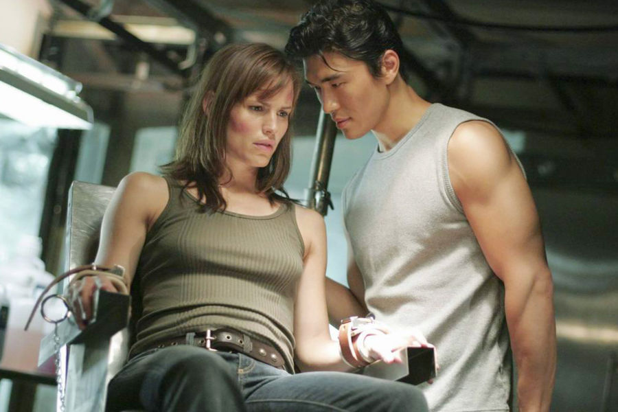 С&nbsp;2001 по&nbsp;2006 год на&nbsp;канале ABC выходил сериал &laquo;Шпионка&raquo;, придуманный Абрамсом. Главная героиня истории &mdash; двойной агент ЦРУ (Дженнифер Гарнер), которая борется с&nbsp;обманувшим ее сверхсекретным шпионским подразделением. Заглавную мелодию к&nbsp;сериалу Абрамс написал сам